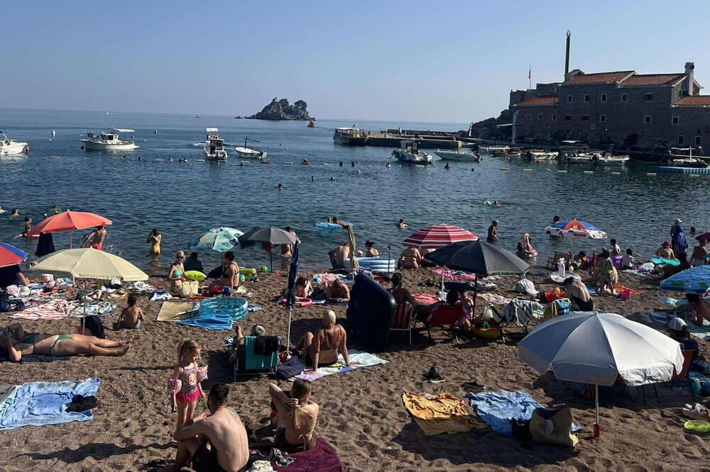 "Ležaljke 200 evra,taksimetar brži od Bolta,a septičko izlivamo u more": Crnogorac opleo po rođenoj zemlji (VIDEO)