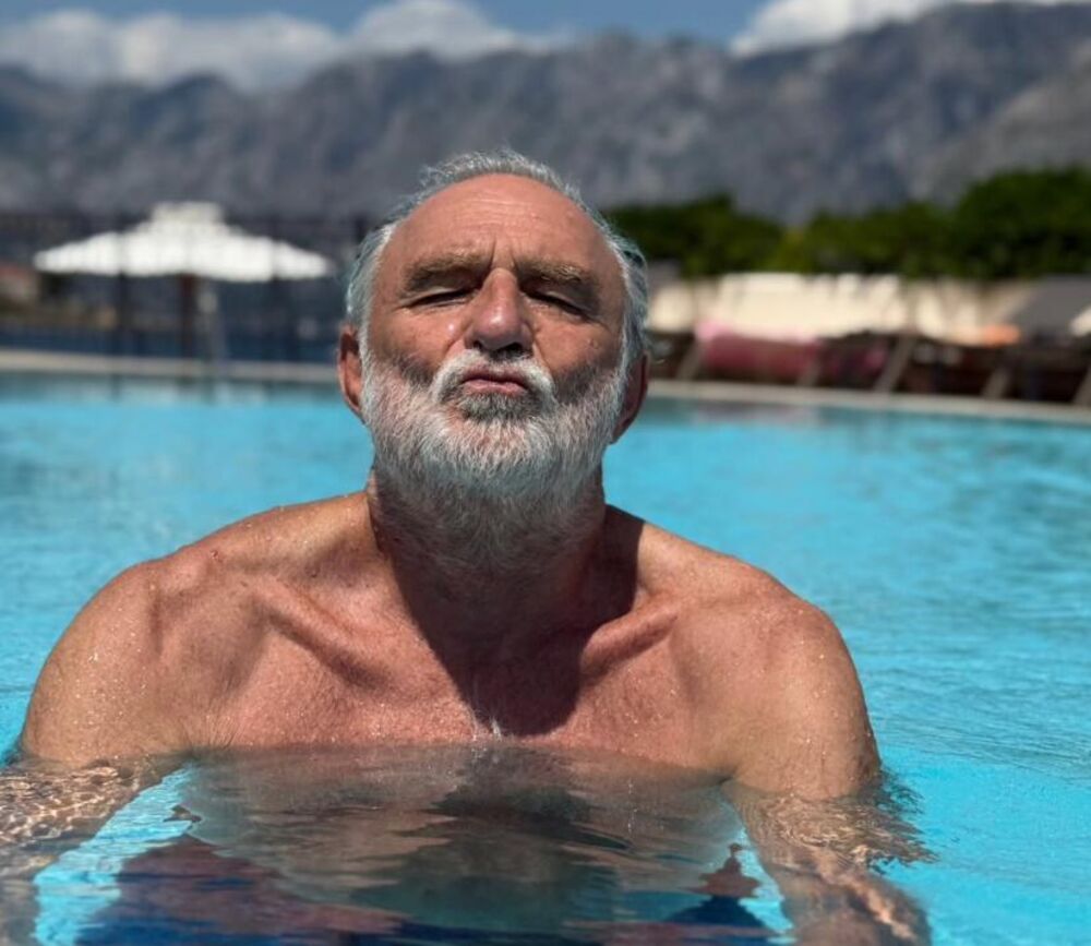 Glumac uživa na bazenu