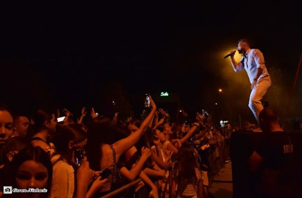 Hitovi su se nizali, a publika je oduševljeno pevala sa Kovačevićem