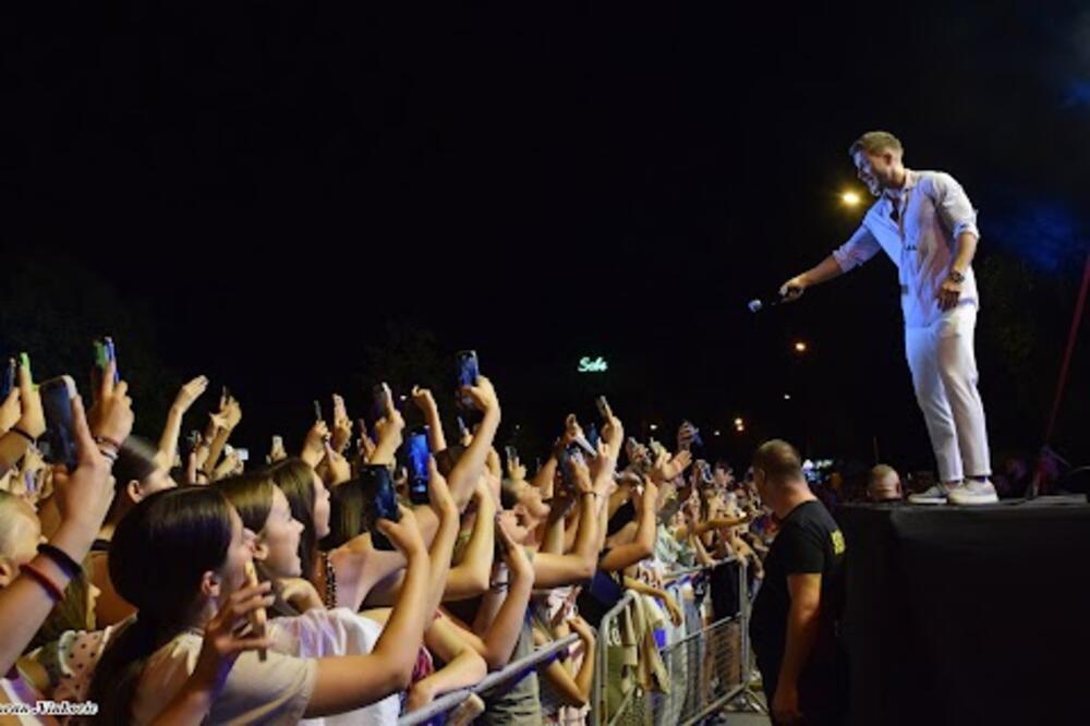 Nastup na Ubu kao žurka na Ibici! Zbog ovog dase žene su sinoć igrale i flertovale u goloj vodi - snimci sve govore