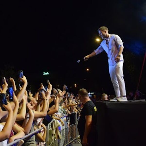 Nastup na Ubu kao žurka na Ibici! Zbog ovog dase žene su sinoć igrale i flertovale u goloj vodi - snimci sve govore