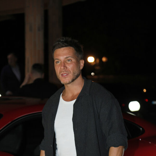 Popularni pevač odlučio da stane na ludi kamen: 10 godina vodio momački život, sada je nju verio! (FOTO)