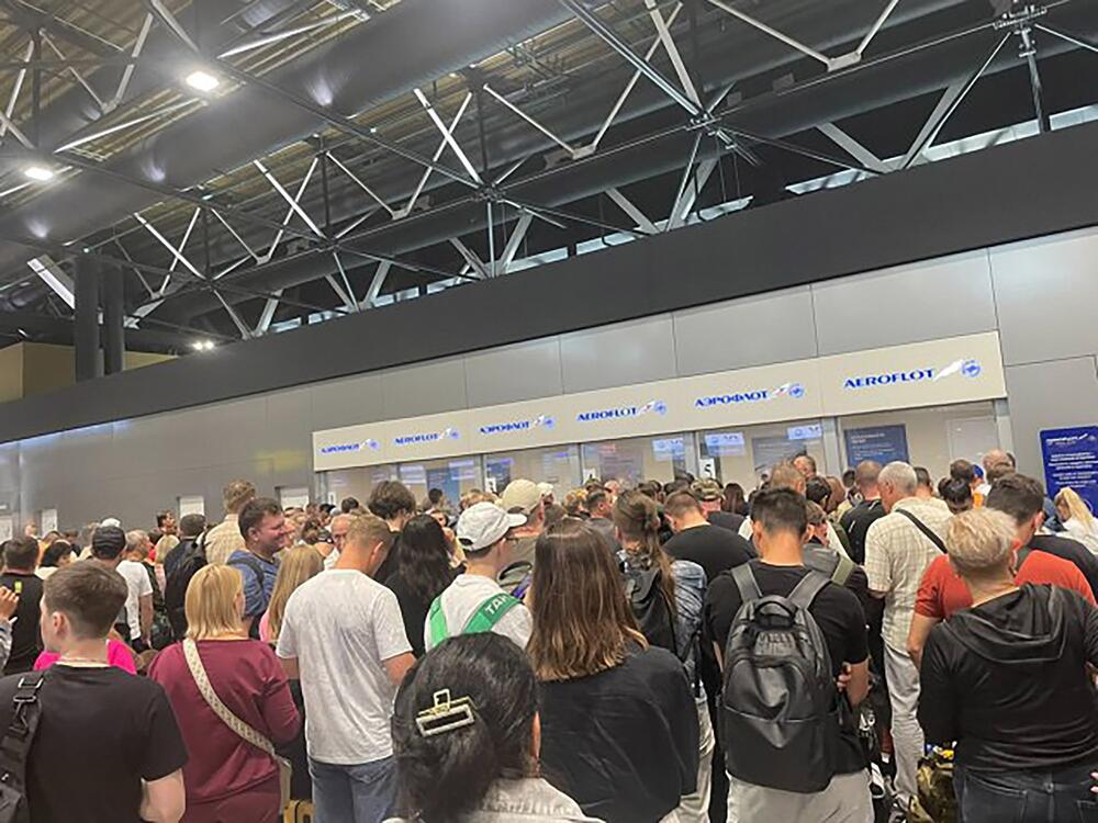 Ljudi zarobljeni na aerodromima, spavaju na podovima... Haos širom Rusije zbog napada kakav se ne pamti (VIDEO)