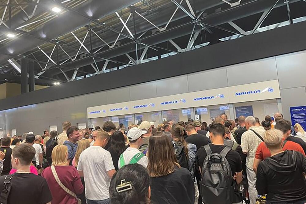 Ljudi zarobljeni na aerodromima, spavaju na podovima... Haos širom Rusije zbog napada kakav se ne pamti (VIDEO)