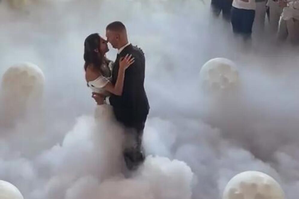 Da li ste videli provokativniju mladu? Prve fotke sa svadbe sina Save Miloševića! Šlic po sredini otkrio sve