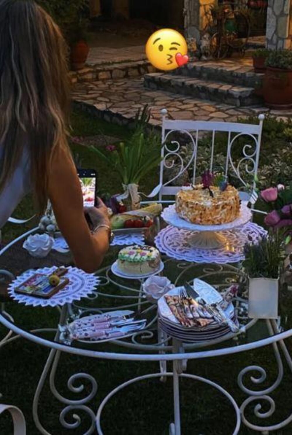 Nataša proslavila rođendan u dvorištu vile