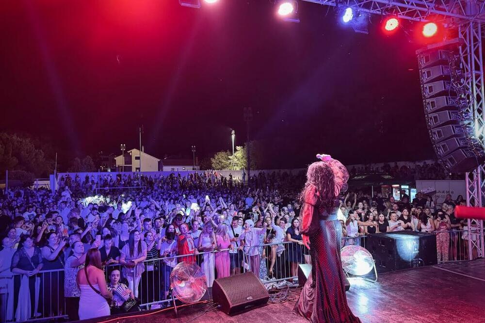 Dragana Mirković oduševila Mostar – koncert rasprodat danima unapred, emocije preplavile stadion