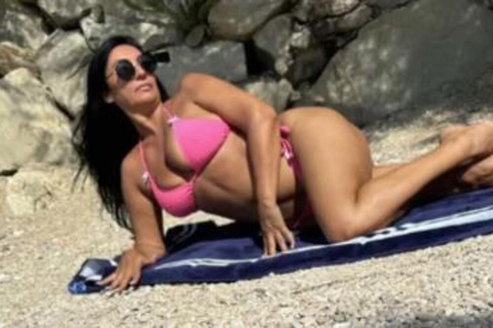 Nela gola legla na peškir, pa okrenula zadnjicu! U nikad razuzdanijoj pozi, melem za muške oči