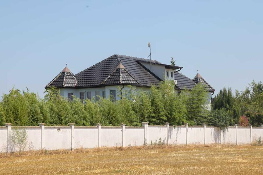 Horor preko puta doma Seke Aleksić: Žena ubila muža na spavanju sekirom, pa telo bacila ispred vile!