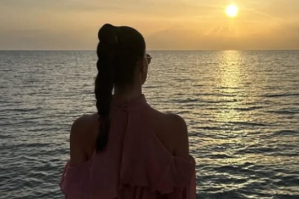 "KRISTINA, SAMO SAM TE ČEKALA" Kosjerina objavila kako uživa na moru, a na komentar Radenkovićke nije ostala imuna!