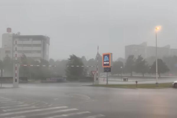 Jako nevreme se sručilo na Sloveniju: Hiljade kuća ostalo bez struje, leteli krovovi, nastao haos na putevima!