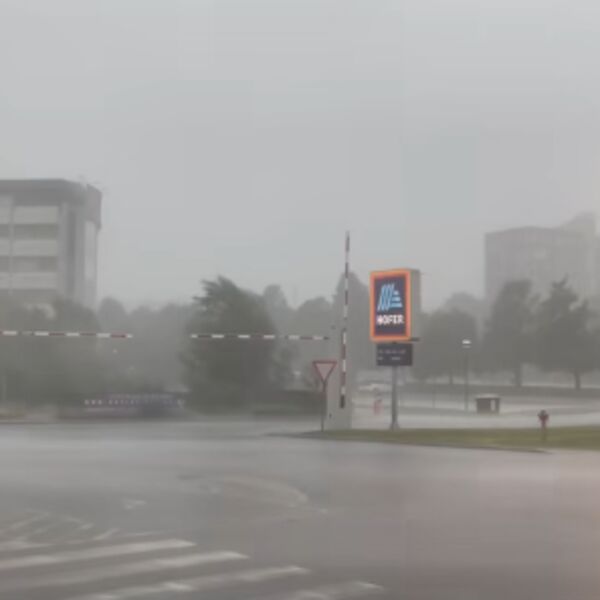 Jako nevreme se sručilo na Sloveniju: Hiljade kuća ostalo bez struje, leteli krovovi, nastao haos na putevima!