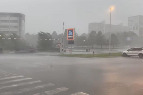 Na snazi je upozorenje RHMZ: Ovi delovi Srbije neka se prirpeme za nepogodu, munje će parati oblake!