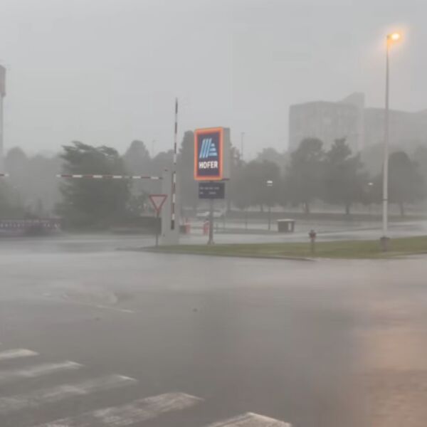 Na snazi je upozorenje RHMZ: Ovi delovi Srbije neka se prirpeme za nepogodu, munje će parati oblake!