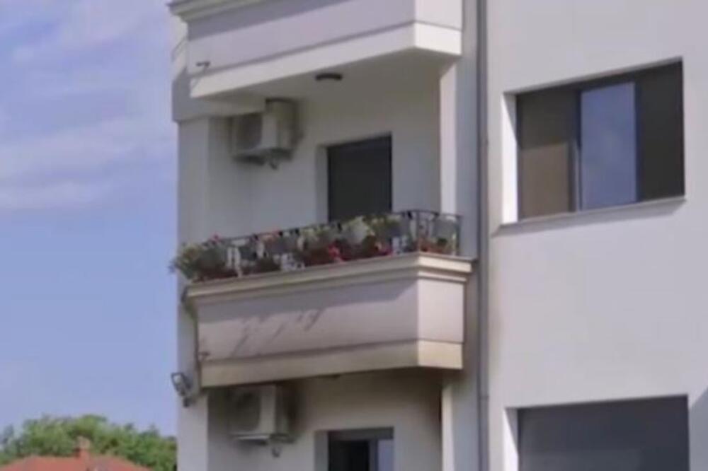 Prve fotografije iz Surčina gde je buknuo požar! Devojka (30) sa teškim povredama prevezena u crvenu zonu Urgentnog