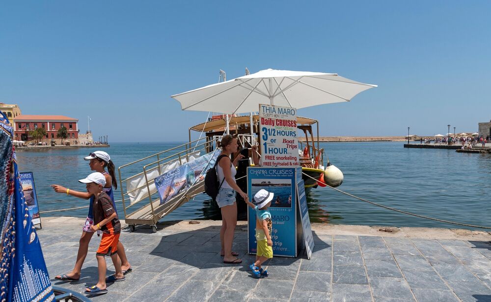 Srbska družina kaznovana z 1.200 evri zaradi napake na potnem listu pri prehodu iz Grčije