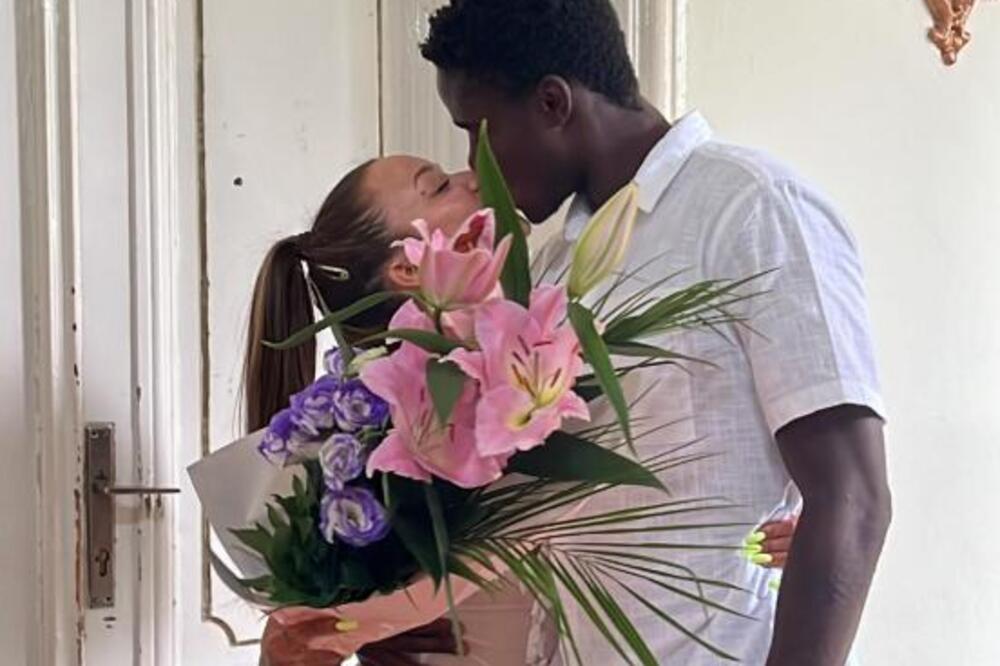 TARA SE POHVALILA VERENIČKIM PRSTENOM: Evo ko je VERENIK poznate pevačice i čime se BAVI