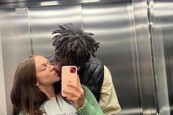 NAŠA PEVAČICA ZAVELA CRNCA! Pored nje izgleda kao BANDERA, neće joj biti lako! (FOTO)