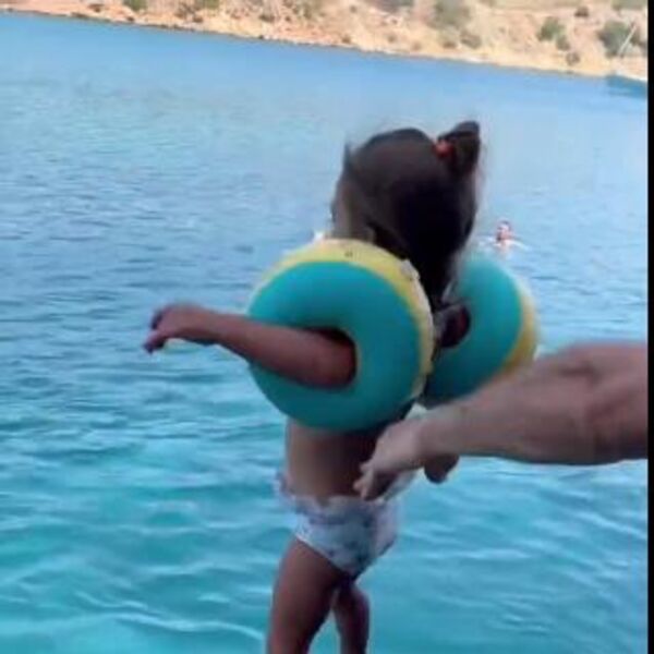 UZNEMIRUJUĆI SNIMAK! Otac mrtav ladan baca ćerku u more, ona potonula! Zbog ovog srce silazi u pete