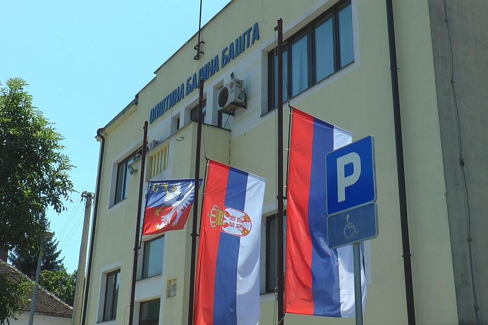 Zastave na pola koplja, ulice su puste, a kafići prazni: Bajina Bašta žali nedužne žrtve nezapamćenog zločina