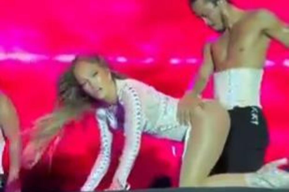 Pop diva simulirala se*s nasred bine! Stala na sve 4, a onda okrenula međunožje ka njegovoj faci!