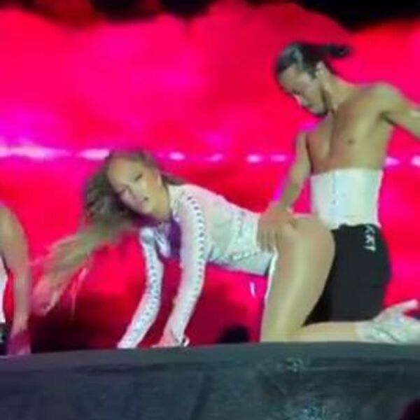 Pop diva simulirala se*s nasred bine! Stala na sve 4, a onda okrenula međunožje ka njegovoj faci!