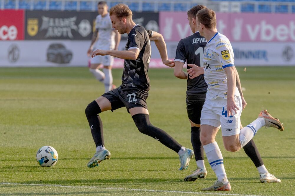 Petar Mićin (crni dres)