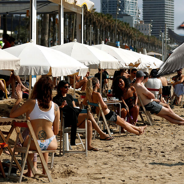Svet pun ludih ljudi! Snimak kruži danima, a ljudi pauziraju video da dođu sebi - žena na plaži stala pa se...