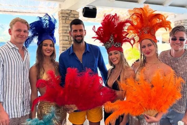 Đokovića saletele plesačice: Hrvati ga opsedaju za fotografije, a evo i sa kim je bio na ručku na Korčuli (FOTO)