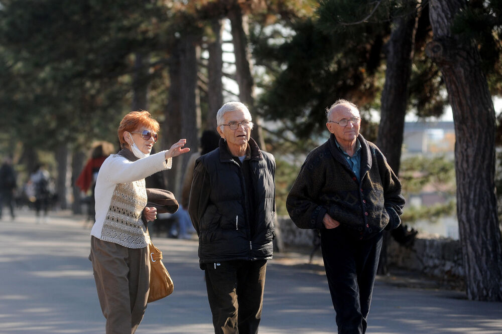Šeta penzionerka sa dvojicom penzionera