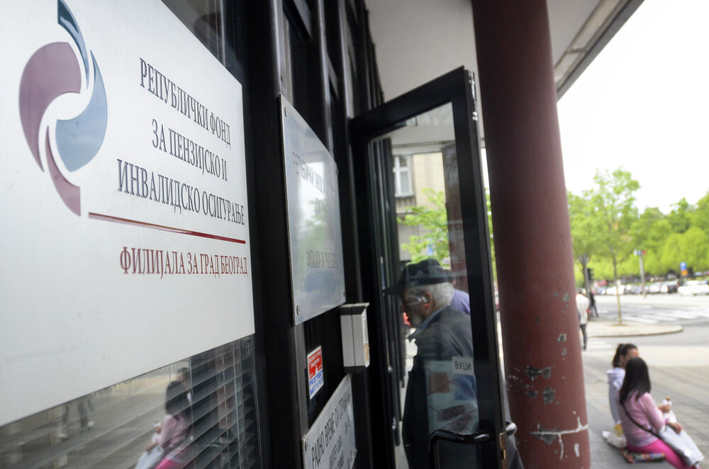 Stariji penzioner ulazi u zgradu PIO fonda