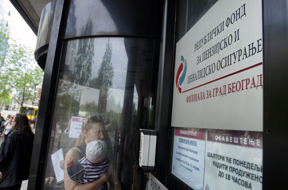 Ulazi u zgradu PIO fonda majka sa detetom