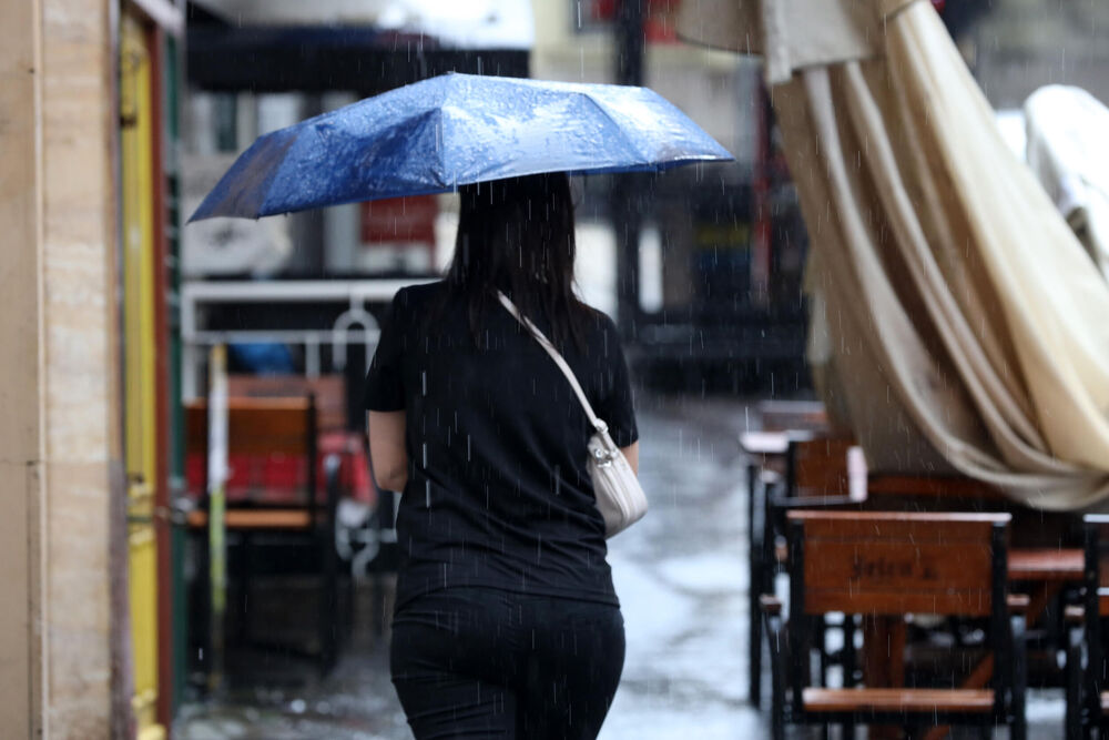 Potpuni vremenski preokret: U ovim delovima zemlje danas grmljavina i pljuskovi - PONESITE KIŠOBRANE OBAVEZNO