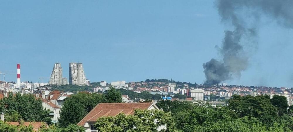 Izbio požar u Malom Mokrom Lugu: Zapalio se objekat na Zvezdari, gusti dim se širi velikom brzinom!