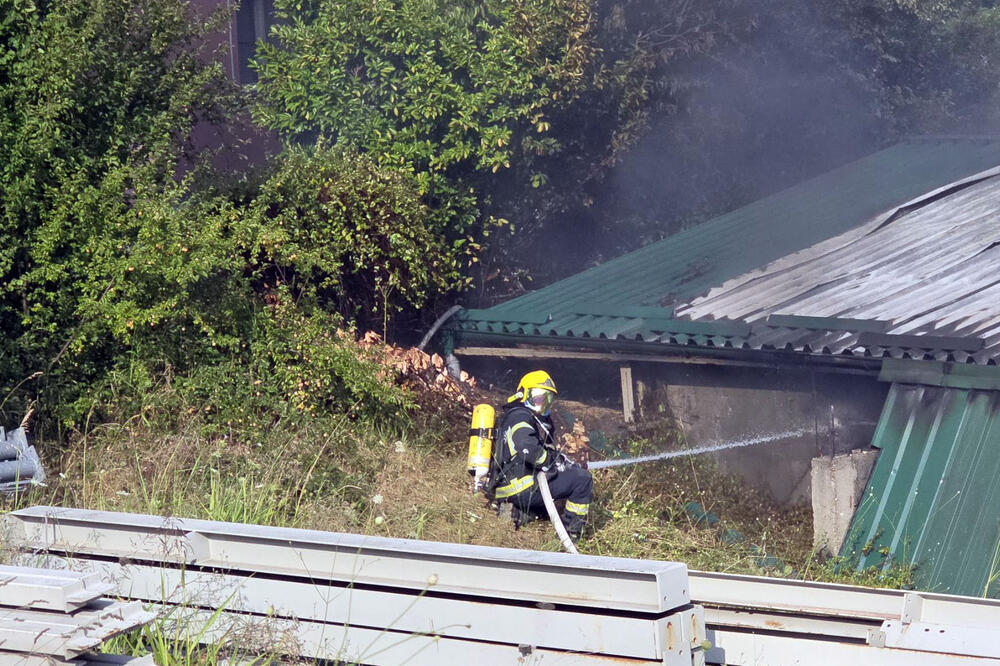 Lokalizovan požar u u hali u Malom Mokrom Lugu: Na sreću nema povređenih (FOTO)