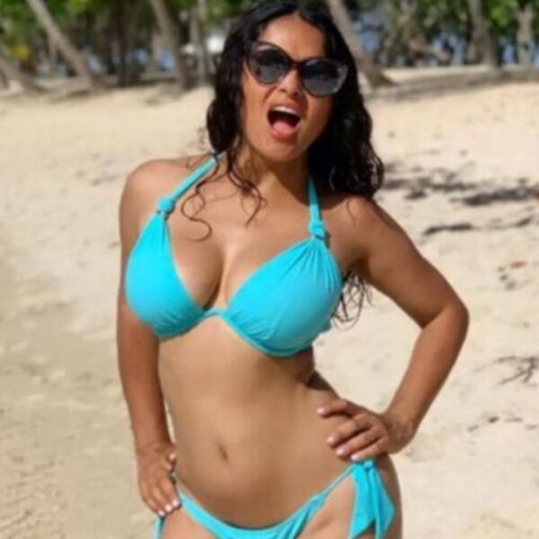 SELMA HAJEK OBUKLA BELI MIKRO BIKINI, A ONDA SE DESILO OVO: U 58. izgleda bolje nego decenijama mlađe: BRUTALNA JE!