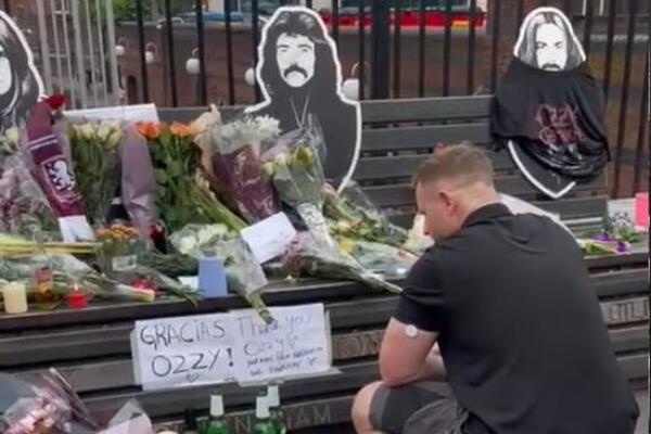 I kamen bi zaplakao! Potresne slike u rodnom gradu Ozija Ozborna, dok se sa kombija pušta muzika, ljudi...