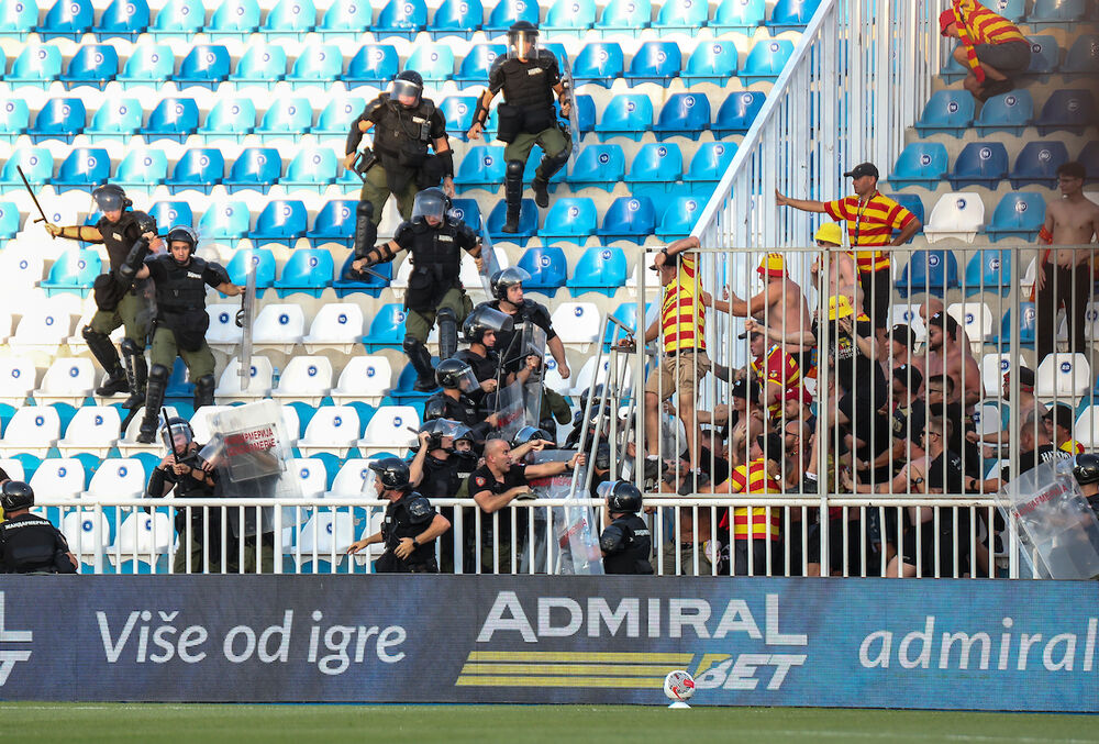 Tuča navijača Jagjelonije i policije