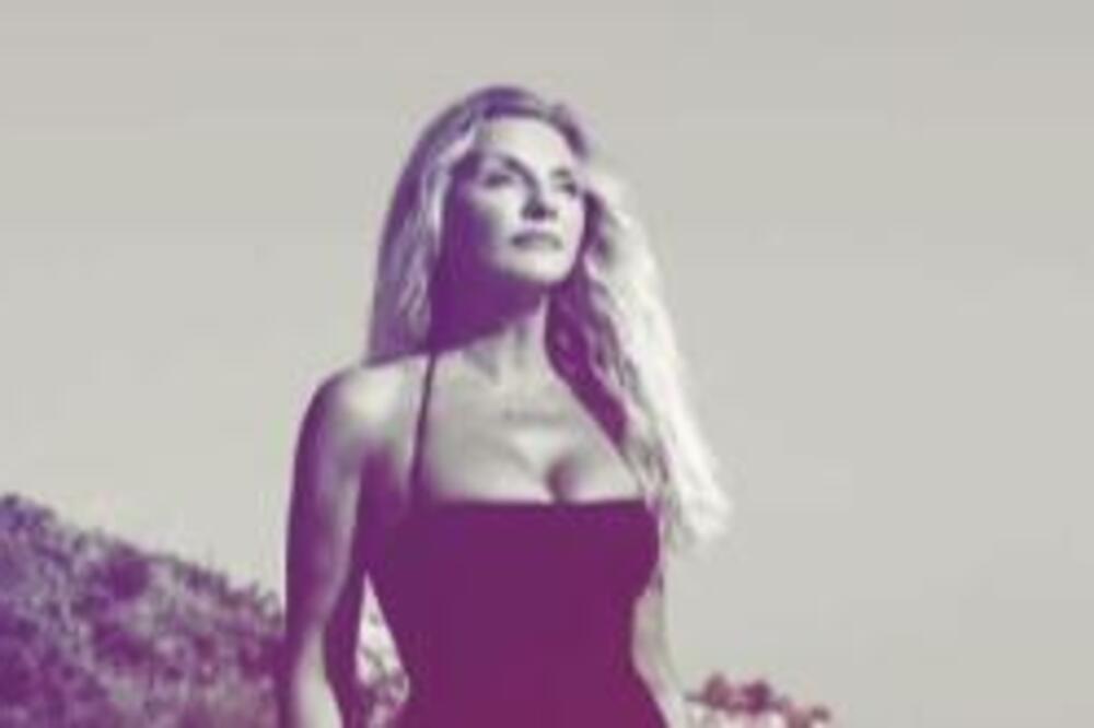 ZBOG DEKOLTEA JE POPILA OTKAZ NA DRŽAVNOJ TELEVIZIJI Svi su pričali o Jugoslovenkinim grudima: U 55. sve ISTO RADI!