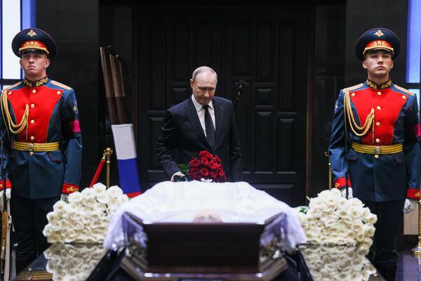 Fotografije Putina sa sahrane jedne od najmoćnijih Ruskinja obišle svet: Ovakvog ga nismo videli - utučen od bola!