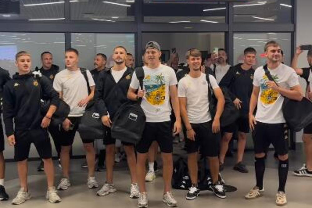 Crno-bele bebe kao košarkaši Partizana! Navijači iznenadili fudbalere na aerodromu "Nikola Tesla" (Video)