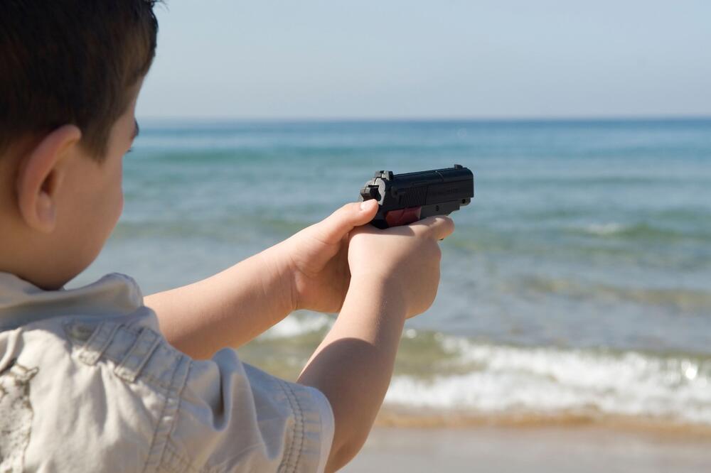 Hitno se povlači igračka za decu! Otkrivena zabrinjavajuća stvar - plastični pištolj može da puca PRAVE METKE!