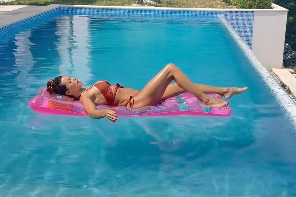 Voditeljka u 52. godini izgleda bolje nego decenijama mlađe: Obukla mikro bikini i pokazala telo boginje