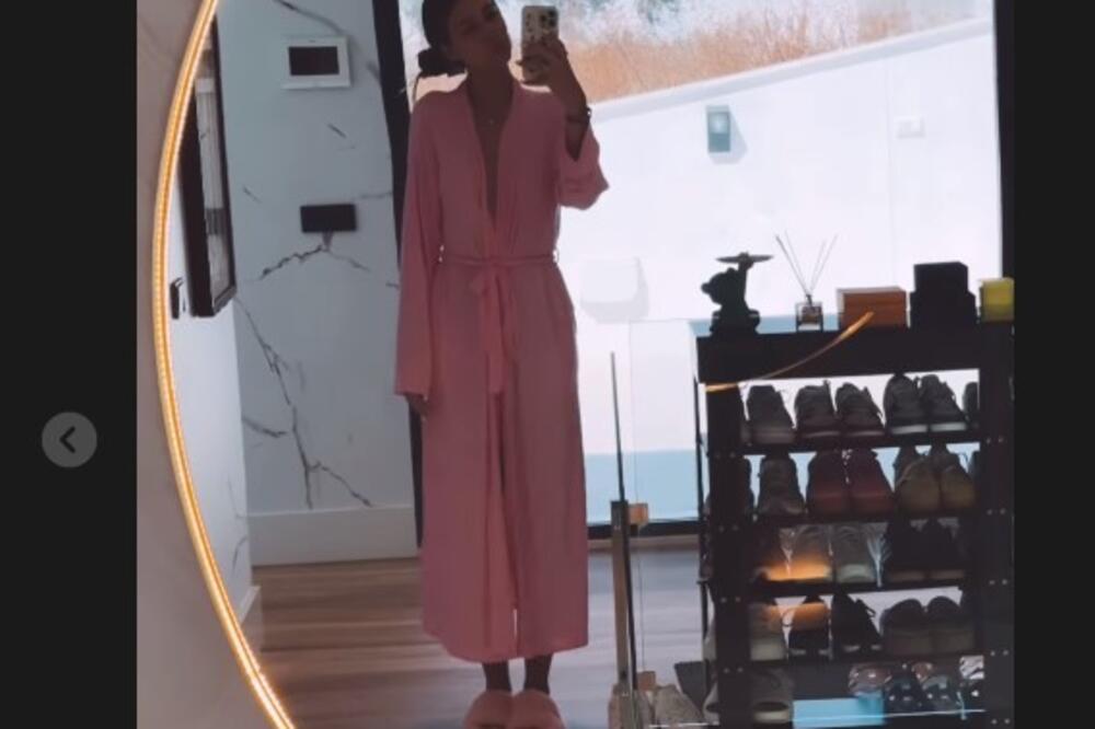 U roze bademantilu i papučama mami uzdahe muškaraca: Cecina ćerka objavila hit snimak iz Sevilje