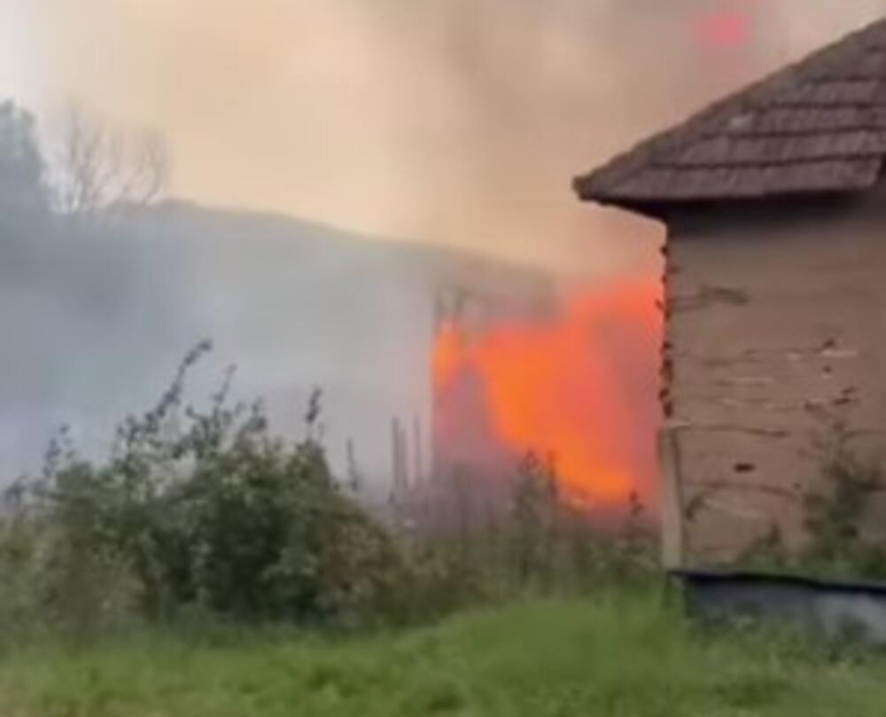Veliki požar kod Aleksinca usred olujnog nevremena!(VIDEO)