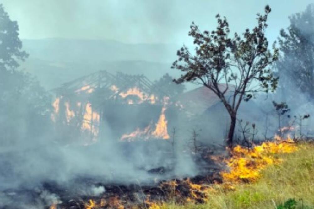 Više od 100 požara bukti u Srbiji: Spaseno 10 osoba i preko 150 kuća!
