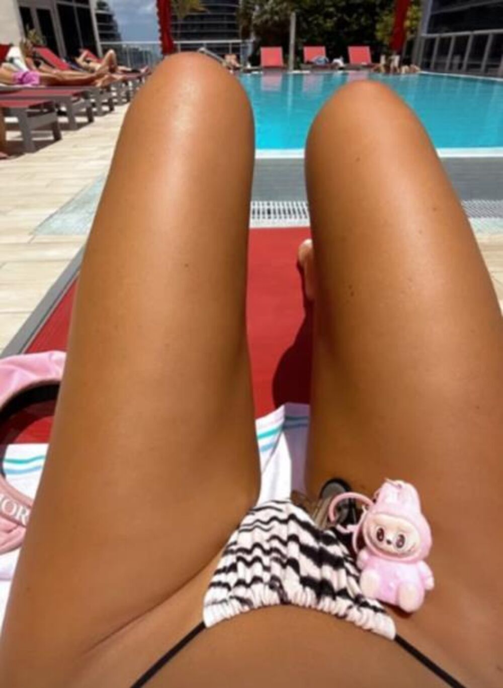 Stanija pozira sa Labubu