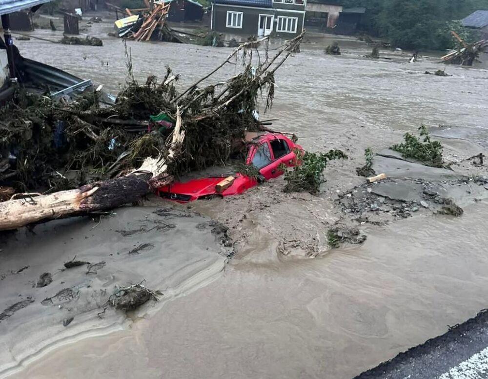 Tukao grad veličine jajeta, stotine evakuisane, ima i stradalih! Balkanska zemlja na udaru nezapamćenog nevremena!