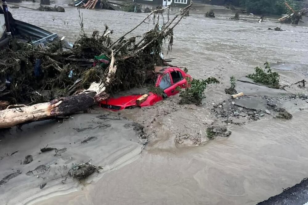 Tukao grad veličine jajeta, stotine evakuisane, ima i stradalih! Balkanska zemlja na udaru nezapamćenog nevremena!