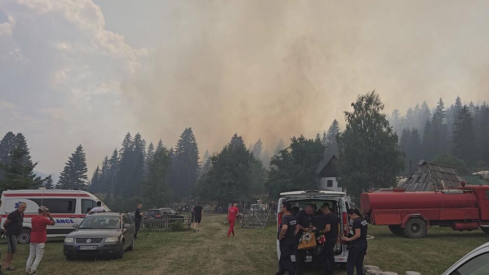 Ugrožene bile 3 kuće i vikendice, izgorelo preko 30 hektara šume! U ovom delu Srbije i dalje vanredna situacija